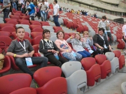 ekipa ze Stróż na stadionie narodowym 