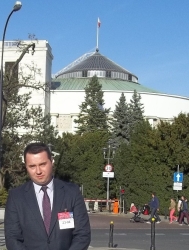 Burmistrz na tle budynku Sejmu